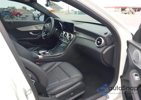 2019 Mercedes-Benz C 300 4Matic z USA, uszkodzony, nr VIN 55SWF8EBXKU306059